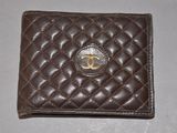 Portefeuille à deux volets Chanel en cuir marron matelassé, orné du logo CC doré