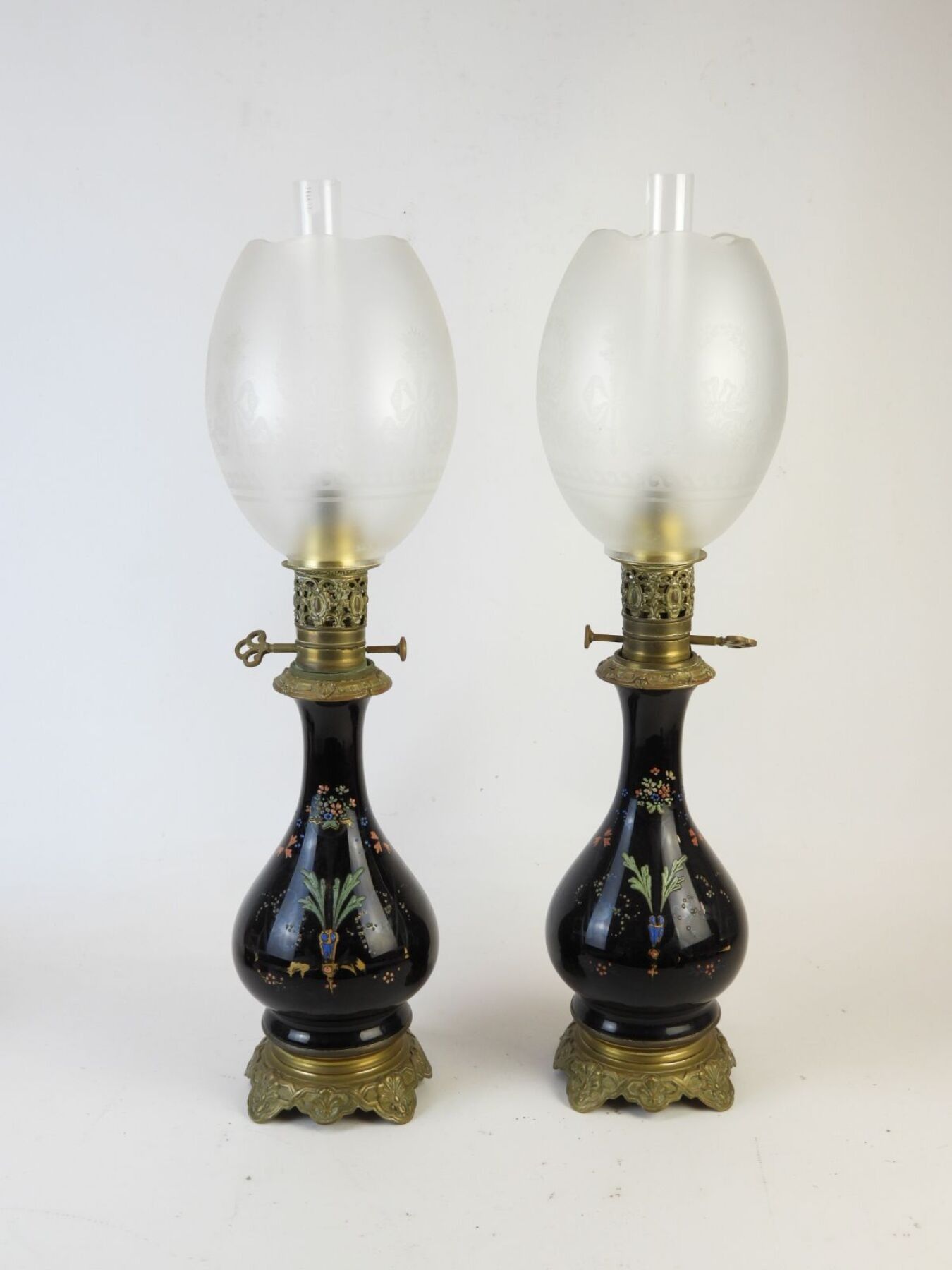 Paire de lampes à pétrole en verre peint noir à décor floral…