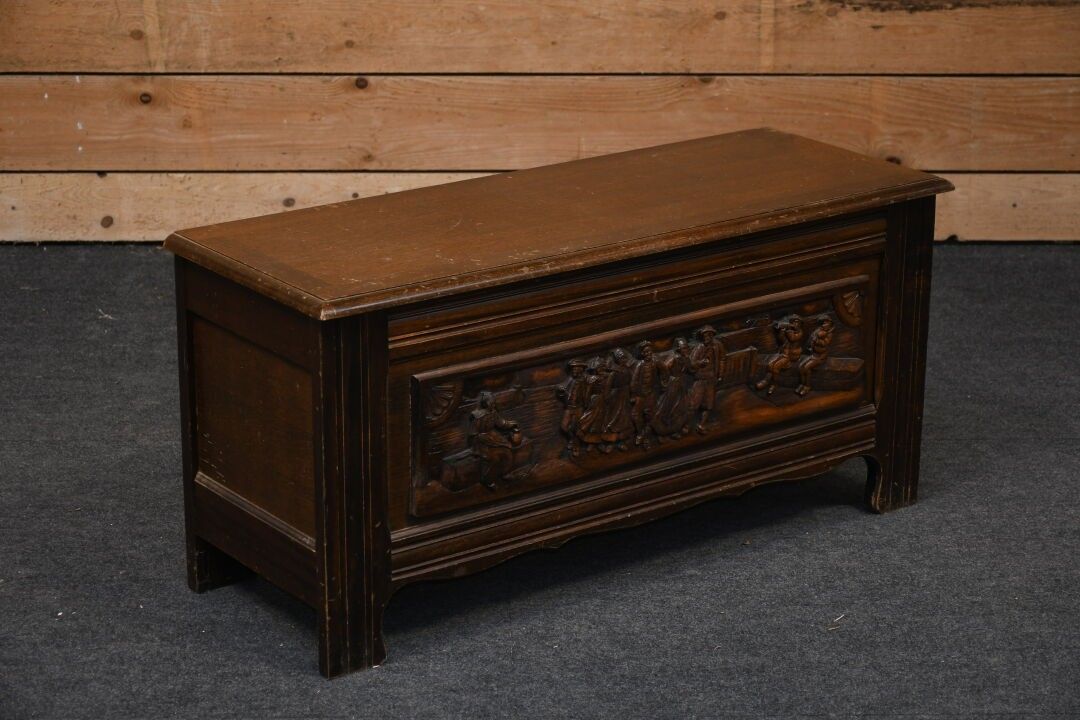 Petit coffre en bois verni et sculpté de sonneurs et danseur…