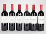 six bouteilles de vin rouge sont alignées