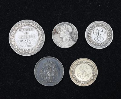quatre types différents de pièces d'argent sur un fond noir