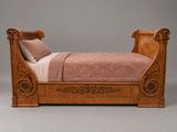 une image d'un lit avec une tête et un pied de lit en bois