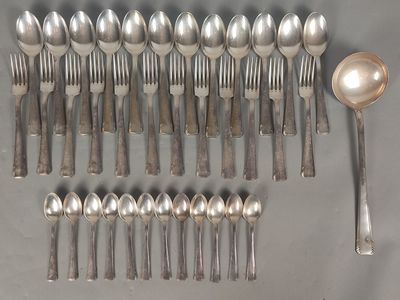 beaucoup de cuillères en argent et de cuillères sur la table