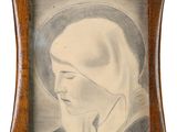 une vieille photo d'une femme portant un foulard, dans un cadre en bois