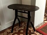 une petite table posée à même le sol dans la pièce