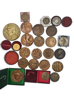 un lot de pièces de monnaie posées sur une table