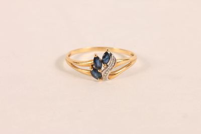 Bague en or jaune et gris 750 ‰ sertie de trois saphirs nave… - Photo 1