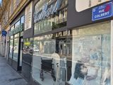 une devanture de magasin avec une enseigne sur le côté du bâtiment