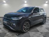 un SUV Volkswagen noir garé dans une pièce au sol carrelé