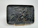 une boîte en métal sur laquelle figurent l'image d'un cheval et d'un homme