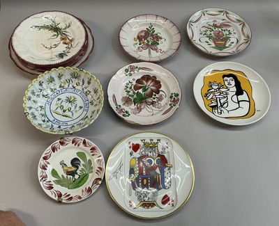un grand nombre d'assiettes sur une table