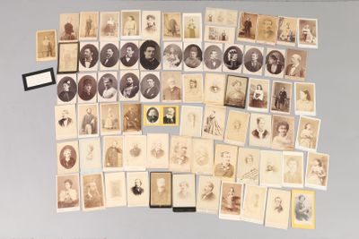 Plusieurs vieilles photos de personnes sont accrochées au mur