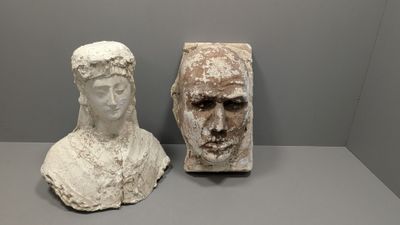 deux sculptures représentant un homme et une femme, exposées dans un musée