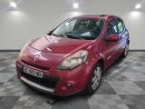 la photo d'une voiture rouge garée dans un garage