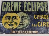 une affiche sur laquelle on peut lire « Crème Eclipse » et qui comporte l'image de deux visages