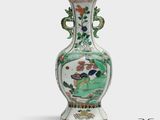 un vase sur lequel est représentée une femme dans un jardin