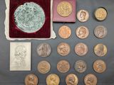 une photo montrant une collection de pièces de monnaie et un livre posés sur une table