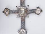 une croix en argent et en or sur fond blanc
