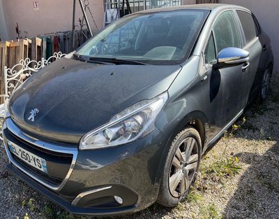 La voiture est garée devant une maison dont une fenêtre est cassée.