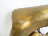 une sculpture en bronze représentant un homme tenant la main d'une femme