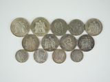 un lot de pièces de monnaie posées sur une table
