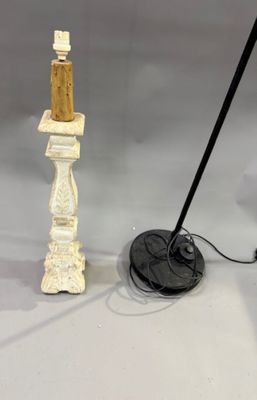 une lampe posée à côté d'une autre lampe sur une table