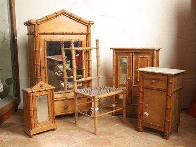 une commode, une chaise, un miroir et une armoire dans une pièce