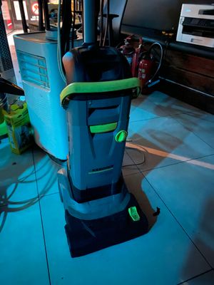 une machine placée au milieu d'une pièce
