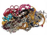 une pile de bijoux assortis sur une surface blanche