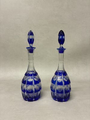 une paire de carafes en verre bleu et blanc sur fond blanc