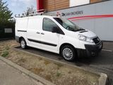 une camionnette blanche garée devant un bâtiment