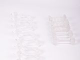 de nombreuses chaises en plastique transparent posées sur une surface blanche