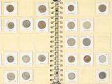 beaucoup de pièces de monnaie sur cette page d'un livre