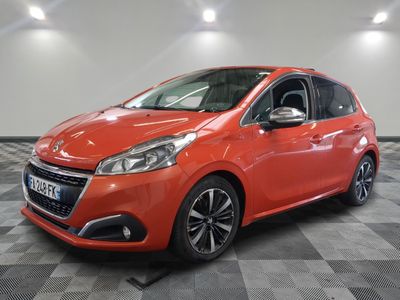 une voiture rouge garée dans un garage au sol en damier