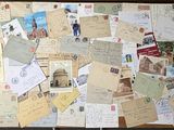 une table recouverte de nombreuses cartes postales de toutes sortes