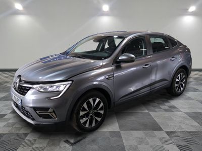 une voiture grise est garée sur le sol à carreaux d'un garage