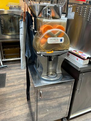 une machine posée sur une table dans un magasin