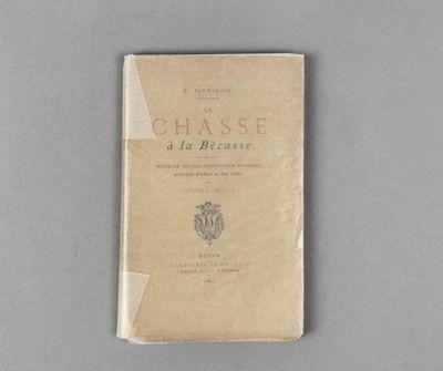 un vieux livre posé sur une table sur une surface grise