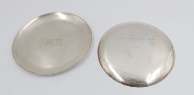un plat ancien en argent muni d'un couvercle en argent et un plat en argent surmonté d'un autre plat en argent