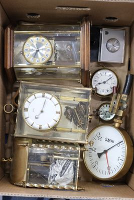 de nombreuses horloges différentes dans une boîte posée sur la table