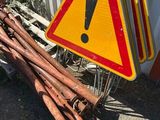 panneau d'avertissement jaune et rouge posé au sommet d'un tas de métal rouillé