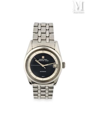 un gros plan d'une montre sur un fond blanc avec un fond blanc