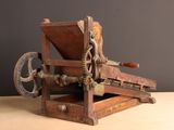 an old machine that is sitting on a table