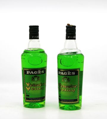 deux bouteilles contenant un liquide vert posées l'une à côté de l'autre sur une surface blanche