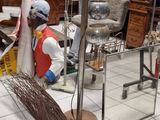beaucoup d'objets qui se trouvent sur le sol de la pièce
