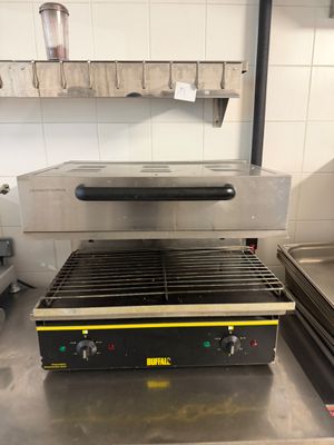 une photo d'un grill professionnel dans une cuisine professionnelle