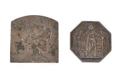 une vieille pièce de monnaie représentant un homme et une femme