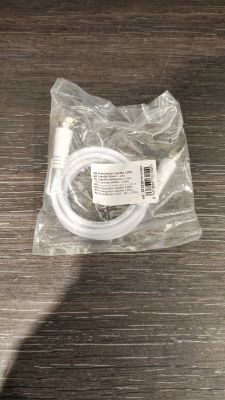 un câble blanc qui se trouve dans un sac posé sur une table