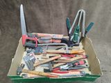 une boîte pleine d'outils posée sur une table
