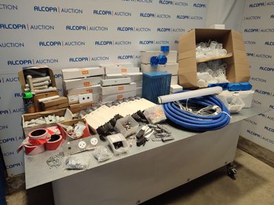 une table sur laquelle se trouvent plusieurs objets